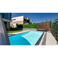 Rektangulär pool med klart blått vatten och svarta kakelkanter i ThermoPP Poolpaket Qbig Overflow 3×6