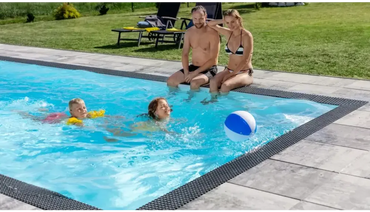 Qbig Overflow-poolpakke – blå og hvid badebold, turkisblåt vand