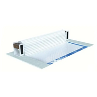 Vit Top One ovanmark poolöverdrag med vit rullbar duk, blå kantmönster och trähandtag