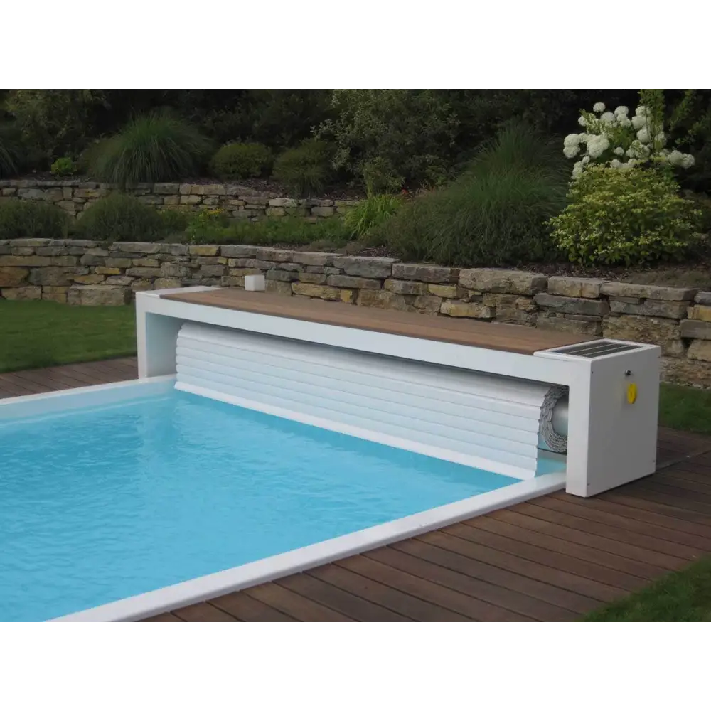 Vit pooltäckning med trätrall och Topmoov Ovanmark 3m bredd solpanel