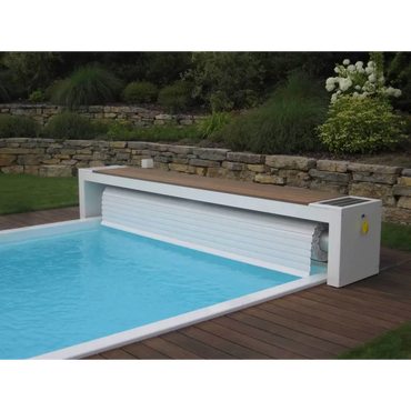 Vit pooltäckning TopMoov Ovanmark 5m bredd med trädeck och solpanel 60x14mm